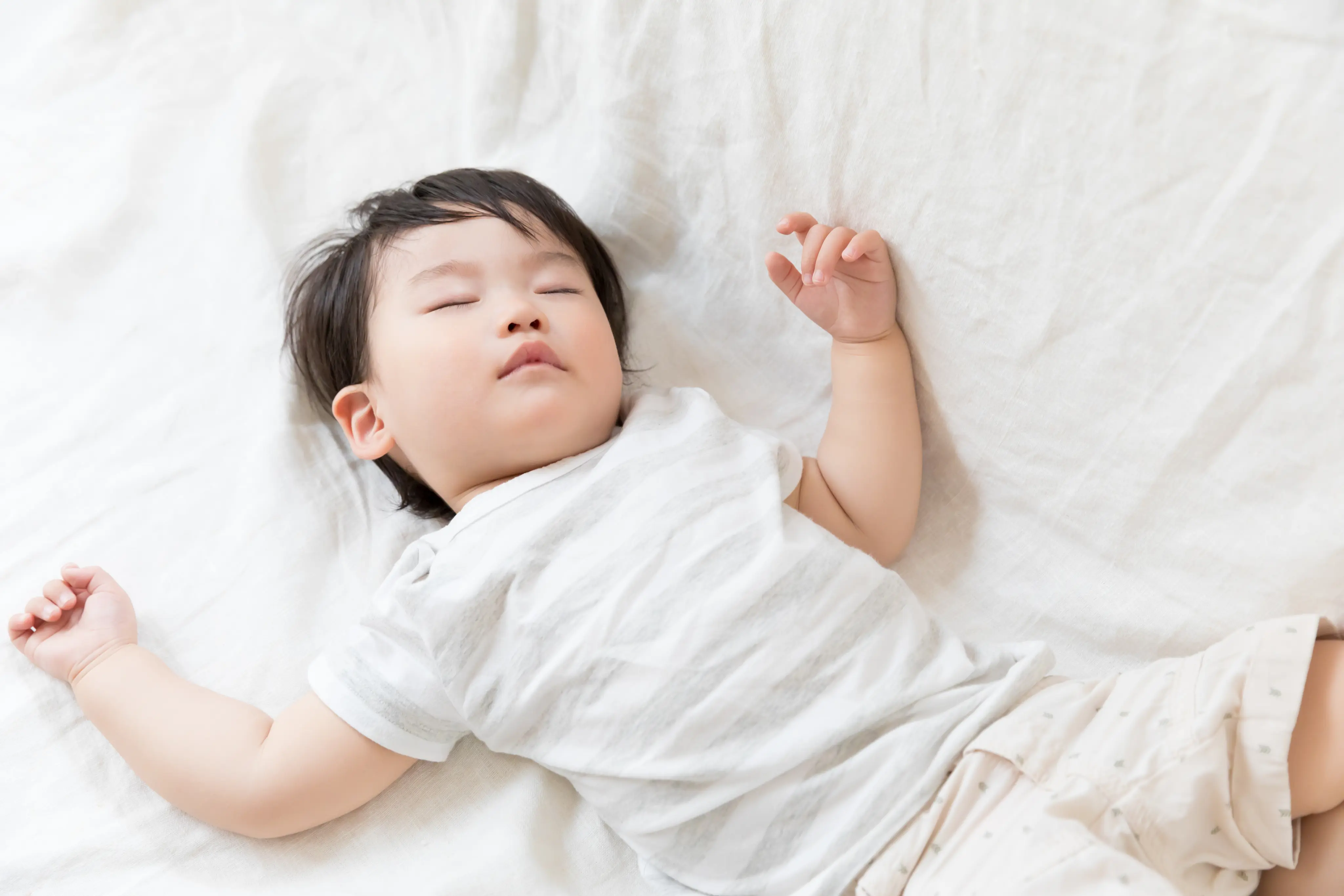 眠る赤ちゃん