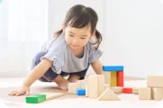 積み木で遊ぶ女の子