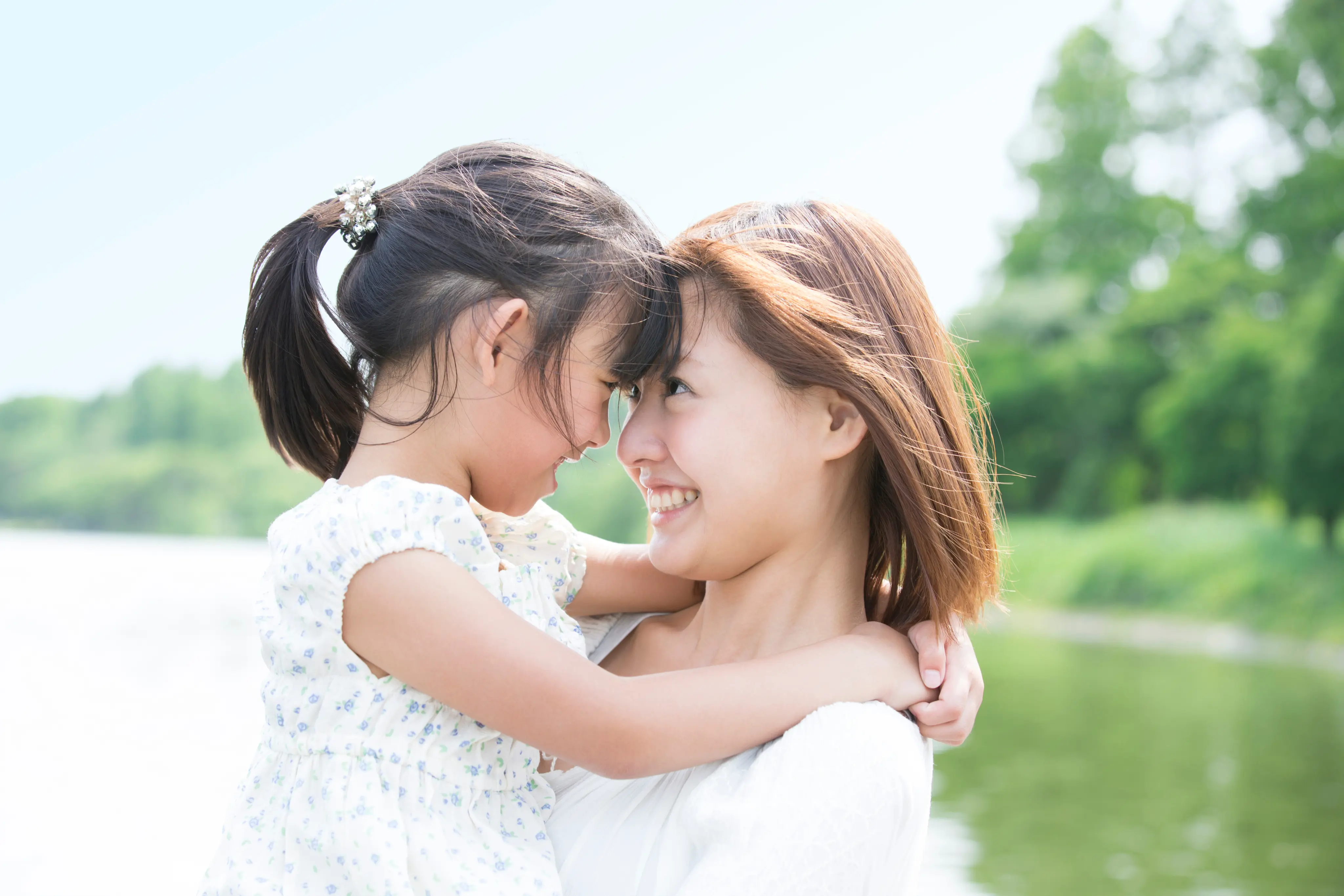 抱き合う母と娘